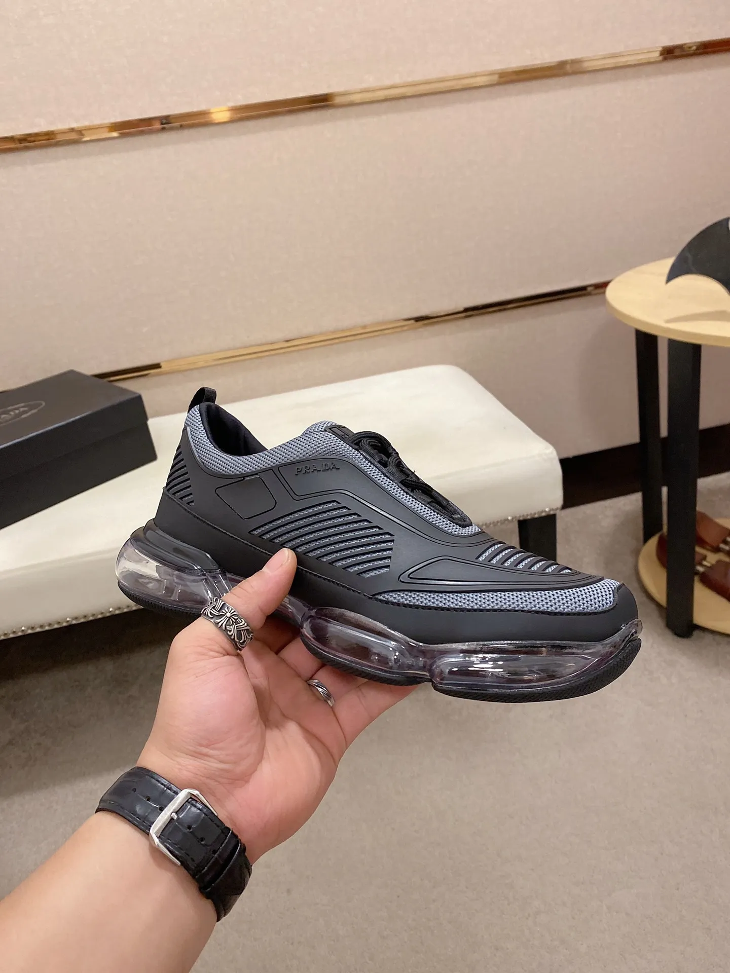 Factory price: 640💰 ✔️✔️✔️High-quality new PRADA counters are launched simultaneously. The new men's shoes and 😘fabric are made of high-tech glue-spraying technology. Lining: Full cowhide lining. 👍🏿 High-end ☄️ air-cushion molded anti-slip rubber outsole, exquisite lines, simple and elegant, comfortable and high-end for leisure travel. Code number: 38 to 45